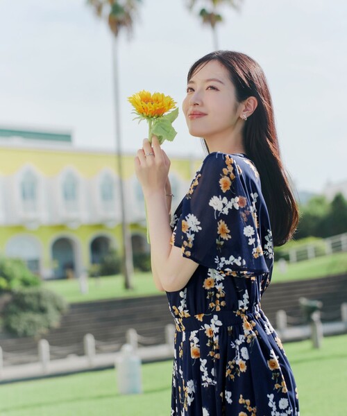 Tiaclasse（ティアクラッセ）の「大花柄シフォンワンピース（ワンピース・レディース・ブルー/ブラック/ライトベージュ/ネイビー/グレイッシュベージュ・S/M/L）」の8枚目の写真