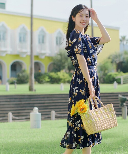 Tiaclasse（ティアクラッセ）の「大花柄シフォンワンピース（ワンピース・レディース・ブルー/ブラック/ライトベージュ/ネイビー/グレイッシュベージュ・S/M/L）」の9枚目の写真