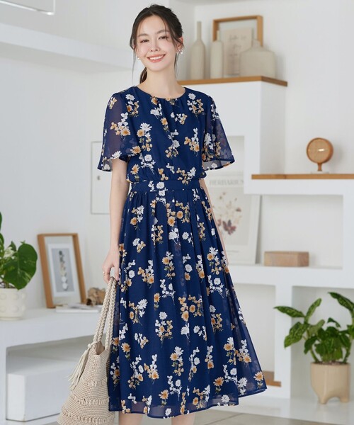 Tiaclasse（ティアクラッセ）の「大花柄シフォンワンピース（ワンピース・レディース・ブルー/ブラック/ライトベージュ/ネイビー/グレイッシュベージュ・S/M/L）」の10枚目の写真
