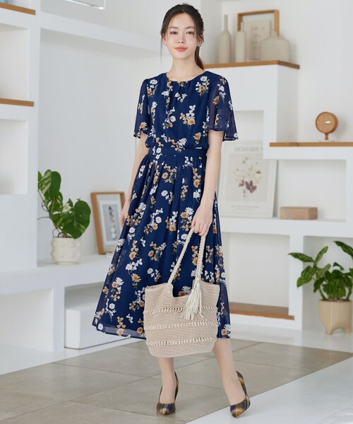 Tiaclasse（ティアクラッセ）の「大花柄シフォンワンピース（ワンピース・レディース・ブルー/ブラック/ライトベージュ/ネイビー/グレイッシュベージュ・S/M/L）」の11枚目の写真