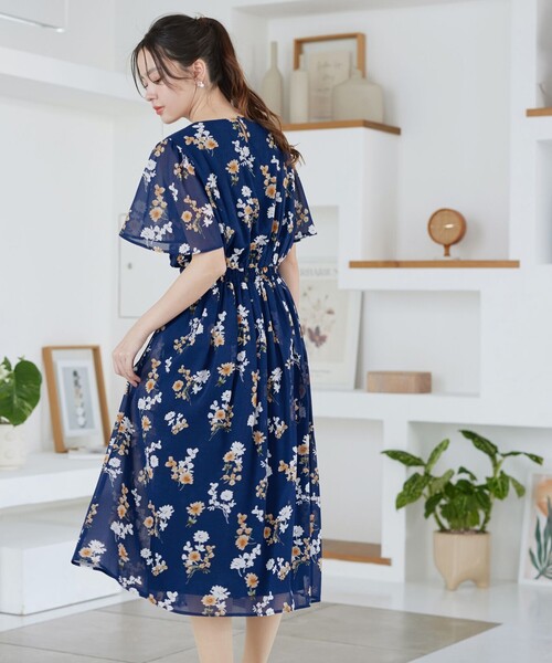 Tiaclasse（ティアクラッセ）の「大花柄シフォンワンピース（ワンピース・レディース・ブルー/ブラック/ライトベージュ/ネイビー/グレイッシュベージュ・S/M/L）」の12枚目の写真
