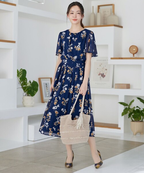 Tiaclasse（ティアクラッセ）の「大花柄シフォンワンピース（ワンピース・レディース・ブルー/ブラック/ライトベージュ/ネイビー/グレイッシュベージュ・S/M/L）」の13枚目の写真