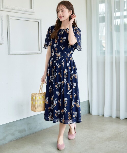 Tiaclasse（ティアクラッセ）の「大花柄シフォンワンピース（ワンピース・レディース・ブルー/ブラック/ライトベージュ/ネイビー/グレイッシュベージュ・S/M/L）」の17枚目の写真