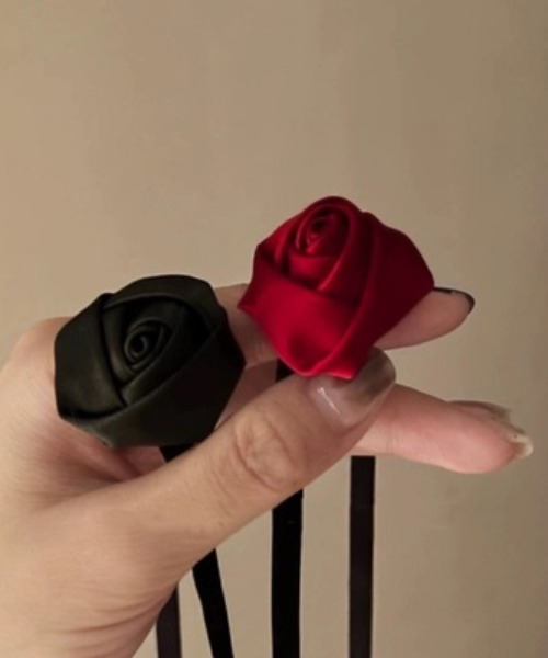 SILVER BULLET（シルバーバレット）の「『SBLTR』ユニセックス ベルベットバラデザインチョーカー（チョーカー・レディース・レッド/ブラック・FREE）」の3枚目の写真