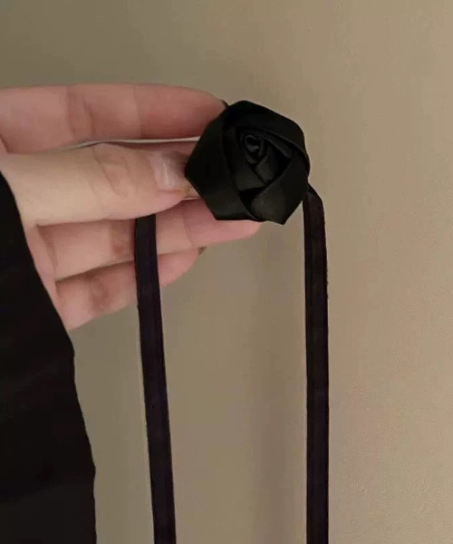 SILVER BULLET（シルバーバレット）の「『SBLTR』ユニセックス ベルベットバラデザインチョーカー（チョーカー・レディース・レッド/ブラック・FREE）」の4枚目の写真