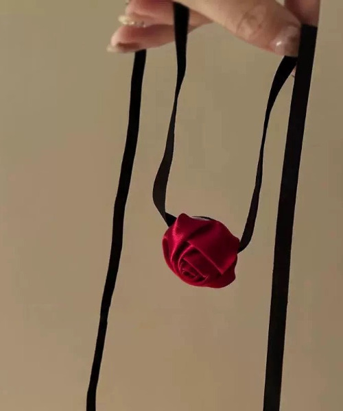 SILVER BULLET（シルバーバレット）の「『SBLTR』ユニセックス ベルベットバラデザインチョーカー（チョーカー・レディース・レッド/ブラック・FREE）」の5枚目の写真