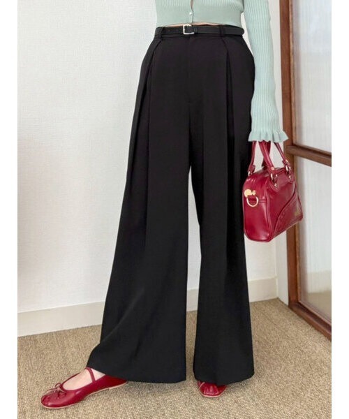 LILY BROWN（リリーブラウン）の「ベルト付きタックパンツ（スラックス・レディース・ピンク/アイボリー/ブラック/グレー・0/1）」の2枚目の写真