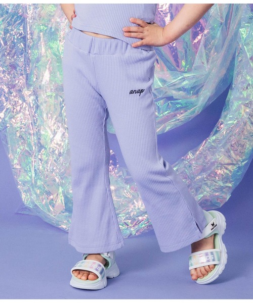 ANAP kids(アナップキッズ)の「ラインストーン ロゴ スリット フレア テレコ パンツ【セットアップ着用可】(その他パンツ・キッズ・ブラック/ラベンダー・110/130/120)」の1枚目の写真