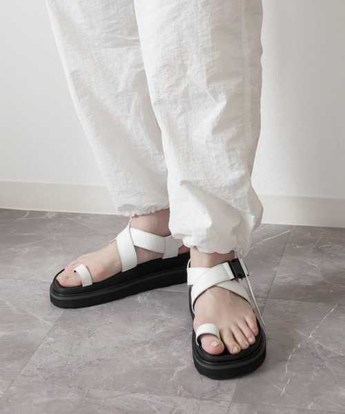 MOHI（モヒ）の「MOHI モヒ クロスベルトサムリングサンダル（サンダル・レディース・ホワイト/ブラック・35/36/37/38）」の6枚目の写真