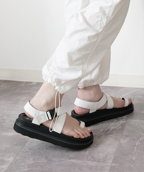 MOHI（モヒ）の「MOHI モヒ クロスベルトサムリングサンダル（サンダル・レディース・ホワイト/ブラック・35/36/37/38）」の7枚目の写真