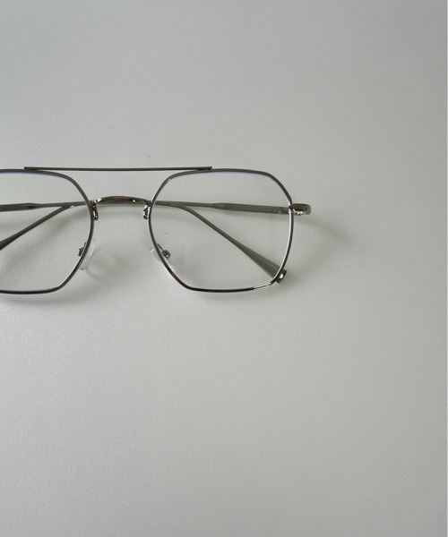 Lynn.（リン）の「Monday W  bridge  classic  eyewear /UVブルーライトカット メタルスクエアフレームメガネ（メガネ・レディース・シルバー・FREE）」の4枚目の写真