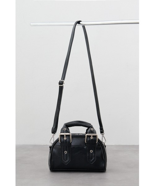 AZUL by moussy（アズールバイマウジー）の「バックルベルトハンドルバッグ（ショルダーバッグ・レディース・ブラック/レッド/アンティークシルバー・FREE）」の5枚目の写真