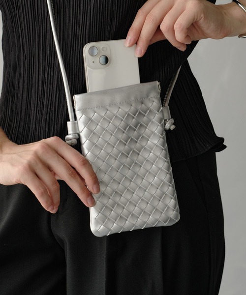 ZAKKA-BOX(ザッカボックス)の「イントレチャートスマホショルダーバッグ(ショルダーバッグ・レディース・ゴールド/シルバー/アイボリー/ブラック・FREE)」の1枚目の写真