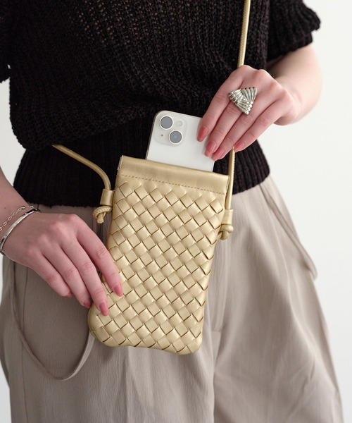 ZAKKA-BOX(ザッカボックス)の「イントレチャートスマホショルダーバッグ(ショルダーバッグ・レディース・ゴールド/シルバー/アイボリー/ブラック・FREE)」の4枚目の写真