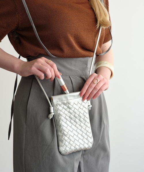 ZAKKA-BOX(ザッカボックス)の「イントレチャートスマホショルダーバッグ(ショルダーバッグ・レディース・ゴールド/シルバー/アイボリー/ブラック・FREE)」の9枚目の写真