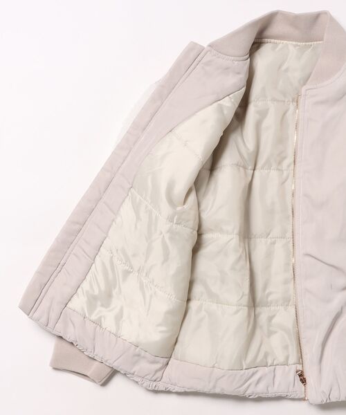combimini(コンビミニ)の「MA-1中綿ブルゾン(ブルゾン・キッズ・グレイッシュベージュ/ベージュ・110/120/130/140)」の19枚目の写真