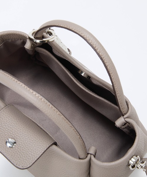 Breath TOPKAPI(ブレストプカピ)の「【Breath TOPKAPI】シュリンクレザー ショルダー付き ミニ トートバッグ / チャーム付き(ショルダーバッグ・レディース・オフホワイト/グレイッシュベージュ/ライトカーキ/ブラック・FREE)」の16枚目の写真