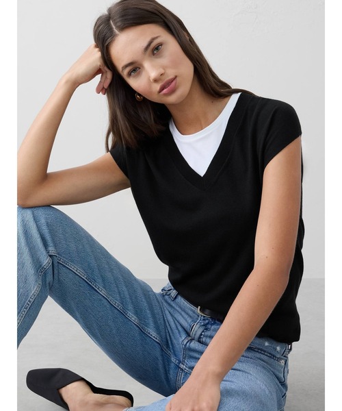 BANANA REPUBLIC FACTORY STORE(バナナリパブリック ファクトリーストア)の「BANANA REPUBLIC FACTORY STORE フォーエバー ラウンドヘム Vネックセーター(ニット/セーター・レディース・ホワイト/ブラック/ネイビー・L/M/S/XS)」の2枚目の写真
