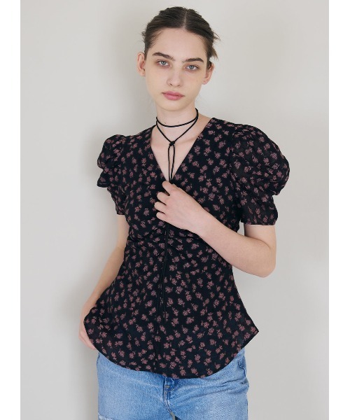 COEL（コエル）の「小花柄ジャガードブラウス（シャツ/ブラウス・レディース・ベージュ/ブラック・FREE）」の2枚目の写真