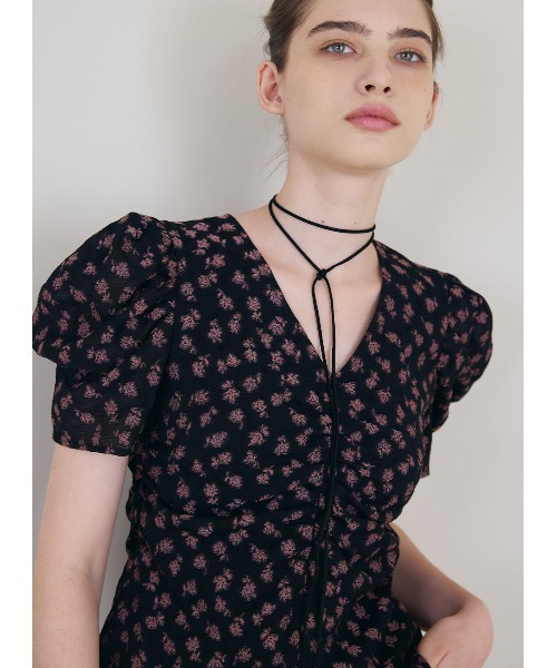 COEL（コエル）の「小花柄ジャガードブラウス（シャツ/ブラウス・レディース・ベージュ/ブラック・FREE）」の3枚目の写真