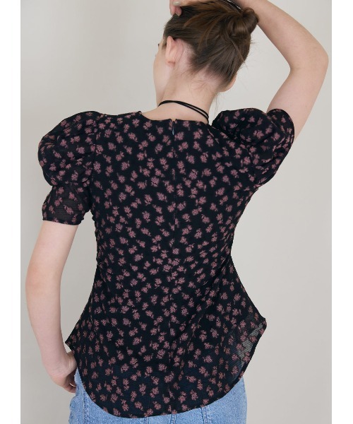 COEL（コエル）の「小花柄ジャガードブラウス（シャツ/ブラウス・レディース・ベージュ/ブラック・FREE）」の4枚目の写真