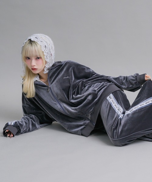 17HR（セブンティーンアワーズ）の「【ユニセックス】ベロアトラックジャケット(セットアップ可)（ジャージ・レディース・チャコールグレー・FREE）」の15枚目の写真