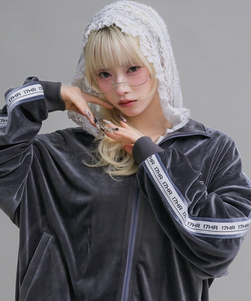 17HR（セブンティーンアワーズ）の「【ユニセックス】ベロアトラックジャケット(セットアップ可)（ジャージ・レディース・チャコールグレー・FREE）」の4枚目の写真