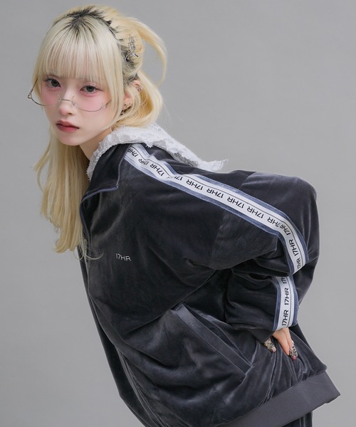 17HR（セブンティーンアワーズ）の「【ユニセックス】ベロアトラックジャケット(セットアップ可)（ジャージ・レディース・チャコールグレー・FREE）」の2枚目の写真