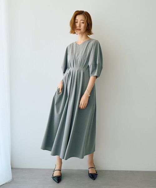 YECCA VECCA（イェッカヴェッカ）の「【UVカット/接触冷感】ボリュームスリーブタックワンピース（ワンピース・レディース・ネイビー/ライトグレー・FREE）」の2枚目の写真