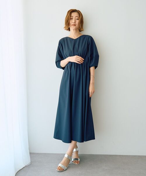 YECCA VECCA（イェッカヴェッカ）の「【UVカット/接触冷感】ボリュームスリーブタックワンピース（ワンピース・レディース・ネイビー/ライトグレー・FREE）」の4枚目の写真