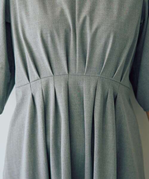 YECCA VECCA（イェッカヴェッカ）の「【UVカット/接触冷感】ボリュームスリーブタックワンピース（ワンピース・レディース・ネイビー/ライトグレー・FREE）」の11枚目の写真