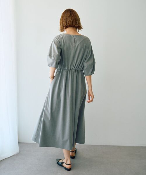 YECCA VECCA（イェッカヴェッカ）の「【UVカット/接触冷感】ボリュームスリーブタックワンピース（ワンピース・レディース・ネイビー/ライトグレー・FREE）」の19枚目の写真