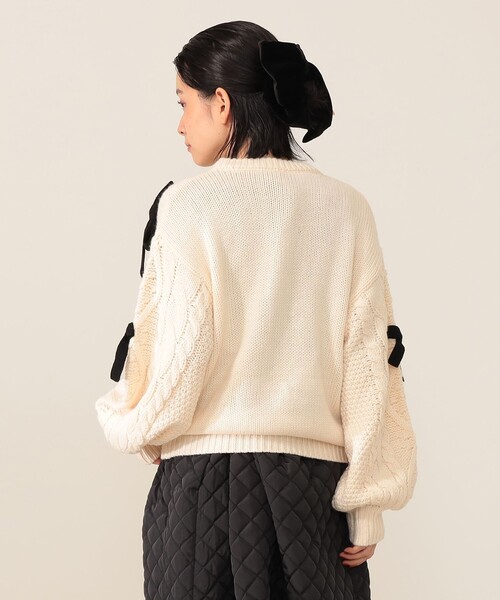 CAROLINA GLASER（カロリナ グレイサー）の「リボン ケーブルニット プルオーバー（ニット/セーター・レディース・オフホワイト/サックスブルー・ONE SIZE）」の11枚目の写真
