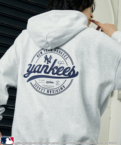 MLB(メジャーリーグベースボール)の「MLB/メジャーリーグベースボール 別注 SWEAT CIRCLE LOGO HOODIE/裏起毛サークルロゴパーカー(限定展開)(パーカー・メンズ・ブラック/アッシュグレー/ブラウン・SMALL/MEDIUM/LARGE)」の5枚目の写真