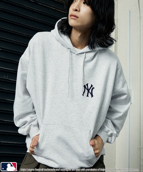 MLB(メジャーリーグベースボール)の「MLB/メジャーリーグベースボール 別注 SWEAT CIRCLE LOGO HOODIE/裏起毛サークルロゴパーカー(限定展開)(パーカー・メンズ・ブラック/アッシュグレー/ブラウン・SMALL/MEDIUM/LARGE)」の6枚目の写真