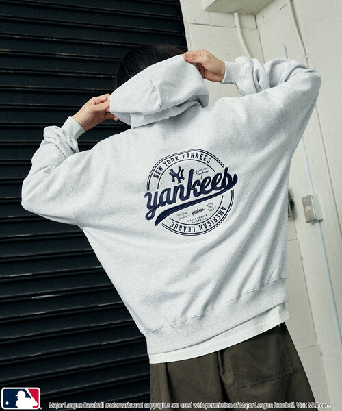 MLB(メジャーリーグベースボール)の「MLB/メジャーリーグベースボール 別注 SWEAT CIRCLE LOGO HOODIE/裏起毛サークルロゴパーカー(限定展開)(パーカー・メンズ・ブラック/アッシュグレー/ブラウン・SMALL/MEDIUM/LARGE)」の7枚目の写真