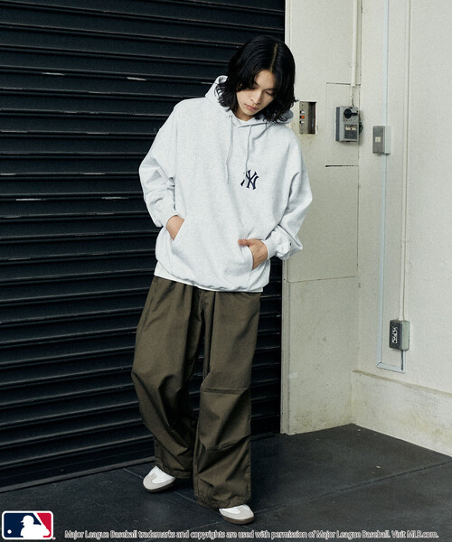 MLB(メジャーリーグベースボール)の「MLB/メジャーリーグベースボール 別注 SWEAT CIRCLE LOGO HOODIE/裏起毛サークルロゴパーカー(限定展開)(パーカー・メンズ・ブラック/アッシュグレー/ブラウン・SMALL/MEDIUM/LARGE)」の11枚目の写真