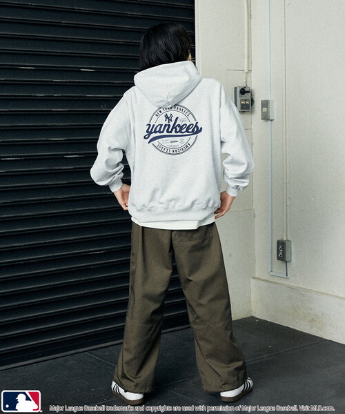 MLB(メジャーリーグベースボール)の「MLB/メジャーリーグベースボール 別注 SWEAT CIRCLE LOGO HOODIE/裏起毛サークルロゴパーカー(限定展開)(パーカー・メンズ・ブラック/アッシュグレー/ブラウン・SMALL/MEDIUM/LARGE)」の12枚目の写真