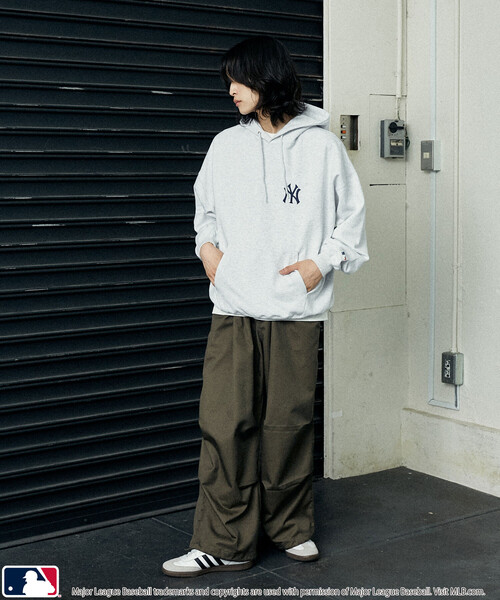 MLB(メジャーリーグベースボール)の「MLB/メジャーリーグベースボール 別注 SWEAT CIRCLE LOGO HOODIE/裏起毛サークルロゴパーカー(限定展開)(パーカー・メンズ・ブラック/アッシュグレー/ブラウン・SMALL/MEDIUM/LARGE)」の13枚目の写真