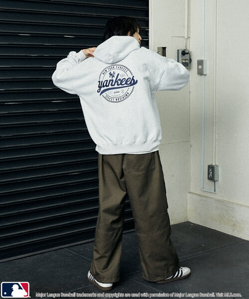 MLB(メジャーリーグベースボール)の「MLB/メジャーリーグベースボール 別注 SWEAT CIRCLE LOGO HOODIE/裏起毛サークルロゴパーカー(限定展開)(パーカー・メンズ・ブラック/アッシュグレー/ブラウン・SMALL/MEDIUM/LARGE)」の14枚目の写真