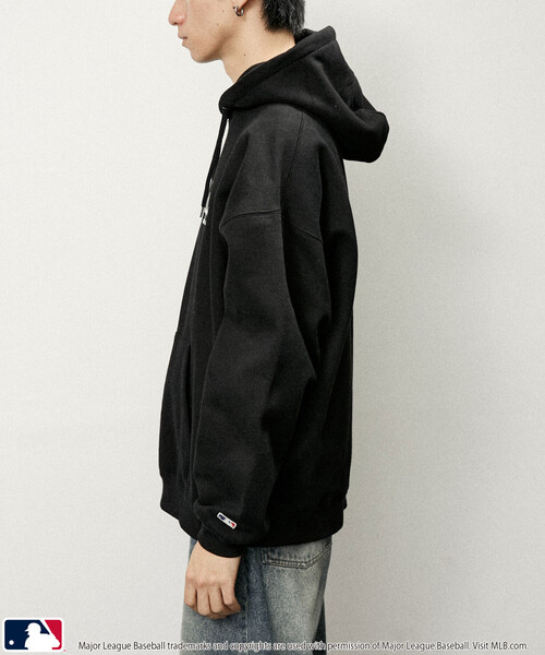 MLB(メジャーリーグベースボール)の「MLB/メジャーリーグベースボール 別注 SWEAT CIRCLE LOGO HOODIE/裏起毛サークルロゴパーカー(限定展開)(パーカー・メンズ・ブラック/アッシュグレー/ブラウン・SMALL/MEDIUM/LARGE)」の18枚目の写真