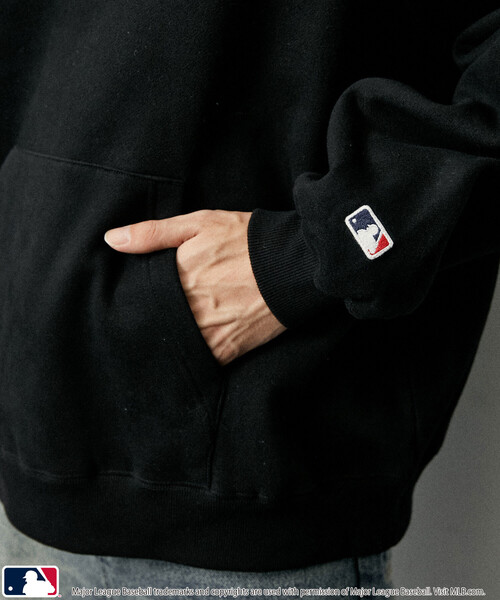 MLB(メジャーリーグベースボール)の「MLB/メジャーリーグベースボール 別注 SWEAT CIRCLE LOGO HOODIE/裏起毛サークルロゴパーカー(限定展開)(パーカー・メンズ・ブラック/アッシュグレー/ブラウン・SMALL/MEDIUM/LARGE)」の22枚目の写真