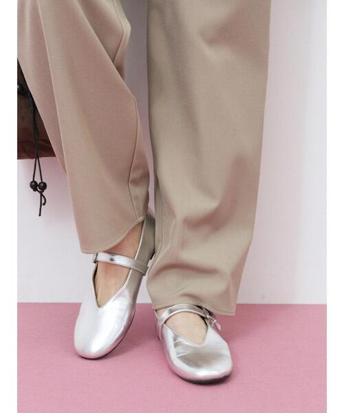 Samansa Mos2 blue(サマンサモスモスブルー)の「Vカットメリージェーン(ドレスシューズ・レディース・ブラック/モカ/シルバー・M/L)」の5枚目の写真