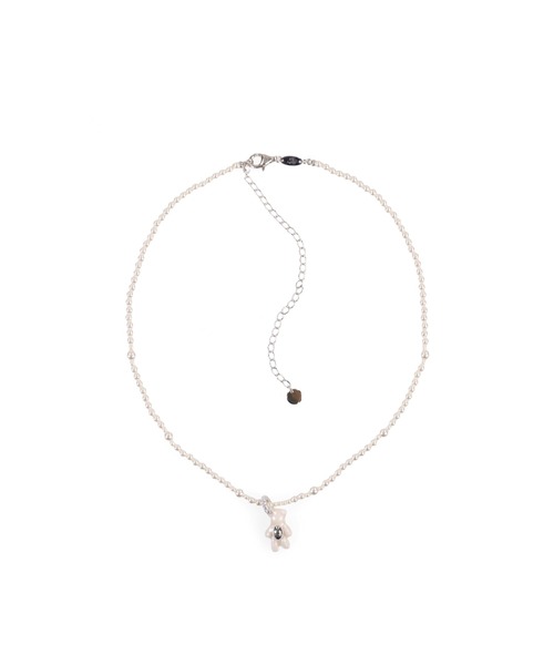 YVMIN(イヴミン)の「MINI BEAR PEARL GRADIENT COLOR NECKLACE(ネックレス・レディース・ホワイト・OS)」の2枚目の写真