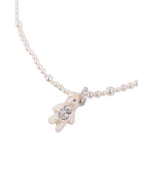 YVMIN(イヴミン)の「MINI BEAR PEARL GRADIENT COLOR NECKLACE(ネックレス・レディース・ホワイト・OS)」の3枚目の写真