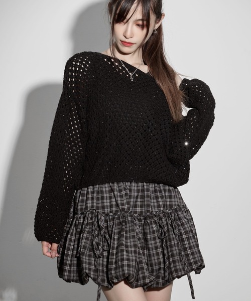 .KOM（ドットコム）の「『.KOM/ドットケーオーエム』オフショルクロシェニット&レイヤードインナー 2Pセット【GC】（ニット/セーター・レディース・ベージュ/ブラック/ブラウン・FREE）」の4枚目の写真