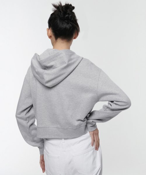 MUSINSA STANDARD WOMAN（ムシンサスタンダードウーマン）の「女性用クロップドフード付きスウェットジップアップ[ミディアムグレー]（パーカー・レディース・その他・MEDIUM/LARGE/X-SMALL/SMALL）」の2枚目の写真