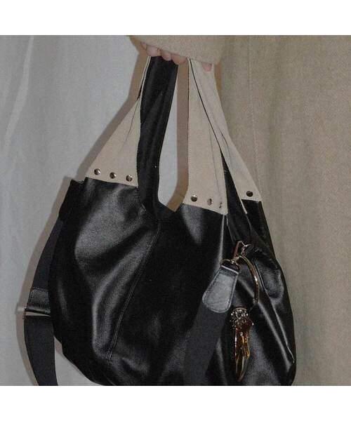 OMNIPOTENT（オムニポテント）の「Fleur Hobo Bag Set ( Oval Metal Keyring Included ) _5Colors（ショルダーバッグ・レディース・ブラック/ブラウン/グリーン/カーキブラウン/ベージュ・FREE）」の4枚目の写真