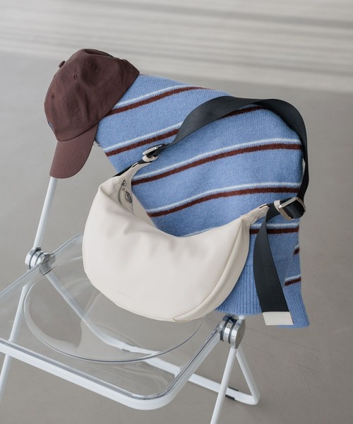 BAYFLOW（ベイフロー）の「[500mlボトルも入る]ロングベルトハーフムーンショルダー（ショルダーバッグ・レディース・アイボリー/ブラック・FREE）」の2枚目の写真