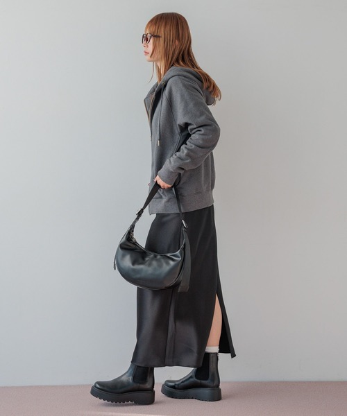 BAYFLOW（ベイフロー）の「[500mlボトルも入る]ロングベルトハーフムーンショルダー（ショルダーバッグ・レディース・アイボリー/ブラック・FREE）」の4枚目の写真